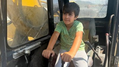 BURSA'NIN İZNİK İLÇESİNDE OYUNCAKLARIYLA OYNAMASI GEREKEN 7 YAŞINDAKİ ÇOCUK, EKSKAVATÖR