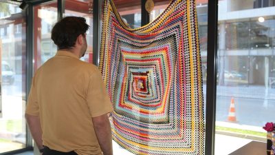 Üniversite öğrencilerinin düzenlediği atölyeye katılanların, atıkları dönüştürerek yaptığı çalışmalar Nilüfer