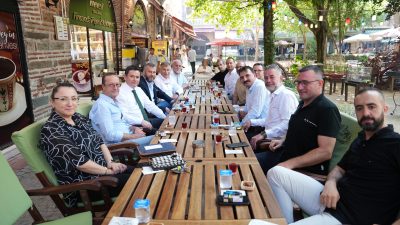 Osmangazi Belediye Başkanı Erkan Aydın, sabah saatlerinde Tarihi Çarşı ve