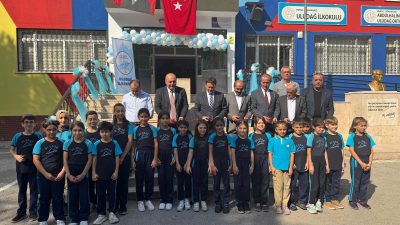 Osmangazi Belediyesi ilçede bulunan okulları güzelleştirmeye devam ediyor. İlk fırçasını