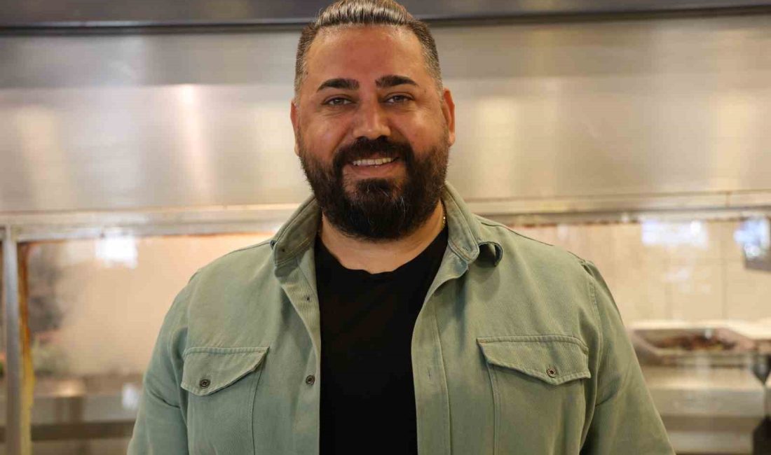 ADANALI KEBAPÇI CİHANGİR KORKMAZ, MASADA ATEŞLİ SUNUMUYLA GELENEKSEL ADANA KEBAP’I