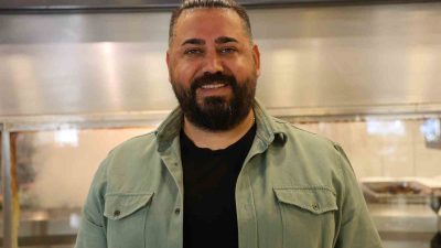 ADANALI KEBAPÇI CİHANGİR KORKMAZ, MASADA ATEŞLİ SUNUMUYLA GELENEKSEL ADANA KEBAP’I