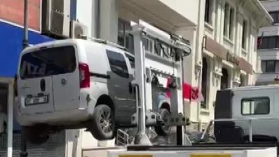 TRAFİĞİN AKIŞINI BOZAN 5 ARAÇ, BULUNDUĞU YERDEN ÇEKİLEREK YEDİEMİN OTOPARKINA