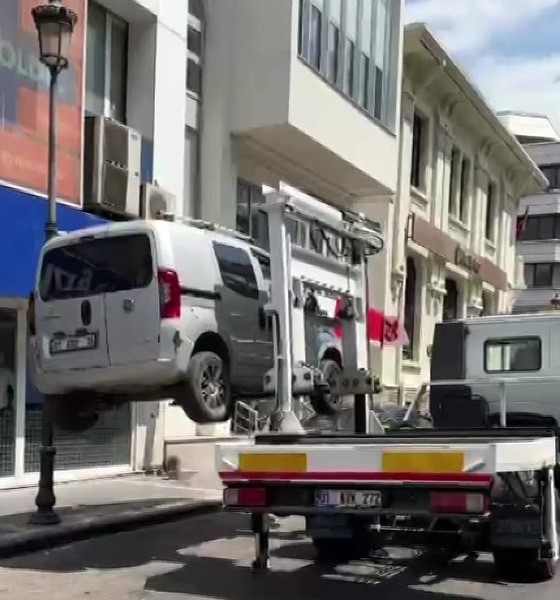 TRAFİĞİN AKIŞINI BOZAN 5 ARAÇ, BULUNDUĞU YERDEN ÇEKİLEREK YEDİEMİN OTOPARKINA