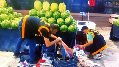 ADANA’DA KARPUZ TEZGAHINA GİZLEDİKLERİ RUHSATSIZ TABANCAYLA YAKALANAN TUTUKLU 2 SANIK