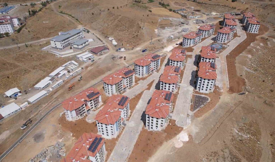 ADIYAMAN’IN SİNCİK İLÇESİNDE BİTME AŞAMASINDAKİ KALICI DEPREM KONUTLARI İLÇEYE AYRI