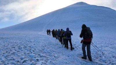 ZİRVESİNDE 12 AY KAR EKSİK OLMAYAN VE ÖZELLİKLE YAZ AYLARINDA