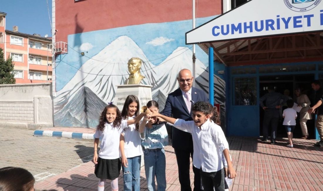 AĞRI VALİSİ MUSTAFA KOÇ, 2024-2025 EĞİTİM-ÖĞRETİM YILI DOLAYISIYLA DÜZENLENEN TÖRENLE