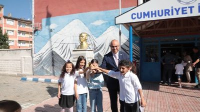 AĞRI VALİSİ MUSTAFA KOÇ, 2024-2025 EĞİTİM-ÖĞRETİM YILI DOLAYISIYLA DÜZENLENEN TÖRENLE