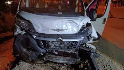 ANTALYA'NIN ALANYA İLÇESİNDE OTOMOBİL İLE MİNİBÜSÜN ÇARPIŞMASI SONUCU MEYDANA GELEN