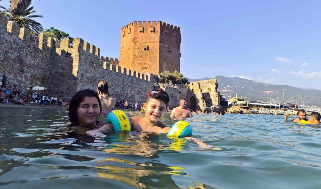 ANTALYA'NIN ALANYA İLÇESİNDE, TARİHİ KIZILKULE ÖNÜNDE BULUNAN PLAJDA GÜNEŞLİ HAVAYI