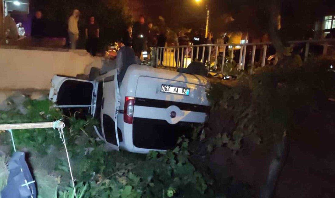 ESKİŞEHİR’DE DİREKSİYON HAKİMİYETİNİ KAYBEDEN SÜRÜCÜ, ARACIYLA DUVARA ÇARPTIKTAN SONRA YAKLAŞIK