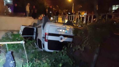 ESKİŞEHİR’DE DİREKSİYON HAKİMİYETİNİ KAYBEDEN SÜRÜCÜ, ARACIYLA DUVARA ÇARPTIKTAN SONRA YAKLAŞIK