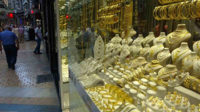 DÜNYADA YAŞANAN EKONOMİK KRİZ, SAVAŞ DURUMU ALTIN FİYATINI YÜKSELTTİĞİ BELİRTİLDİ.