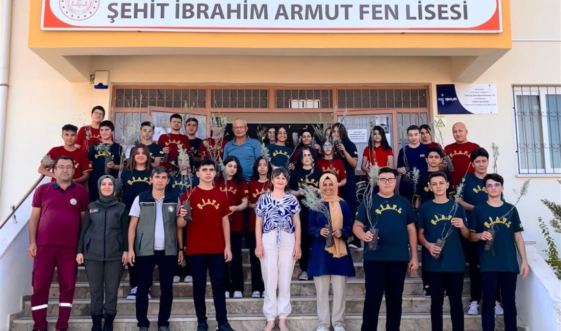 MERSİN'İN ANAMUR İLÇESİNDE LİSE ÖĞRENCİLERİNE TIBBİ AROMATİK BİTKİ FİDANI DAĞITILDI.