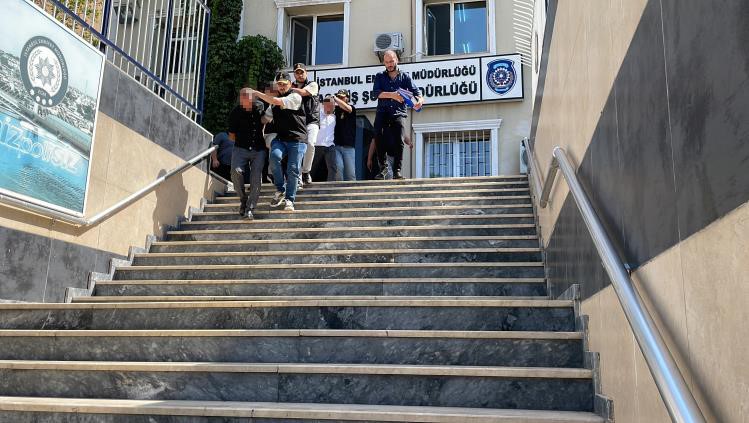 ARNAVUTKÖY’DE BULUNAN HURDA DÜKKANI SAHİBİNİ SİLAHLA TEHDİT EDEREK 12 MİLYON