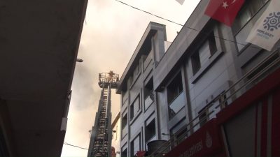 ATAŞEHİR'DE 4 KATLI MOBİLYA DÜKKANININ ÇATISI ALEV ALEV YANDI