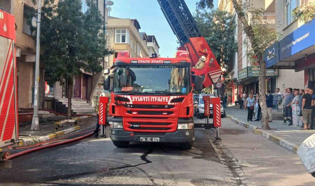 AVCILAR'DA METRUK HALDEKİ BİNANIN ÇATI KATINDA ÇIKAN YANGIN, ÇEVREDE PANİĞE