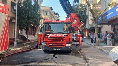 AVCILAR'DA METRUK HALDEKİ BİNANIN ÇATI KATINDA ÇIKAN YANGIN, ÇEVREDE PANİĞE