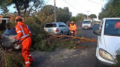 AVUSTRALYA’NIN VİCTORİA EYALETİNDE ETKİLİ OLAN ŞİDDETLİ RÜZGAR VE YAĞIŞLARDA BİNLERCE