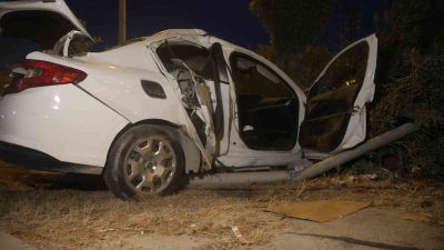 HATAY’DA KONTROLDEN ÇIKARAK AYDINLATMA DİREĞİNE ÇARPAN OTOMOBİLDEKİ 4 KİŞİ YARALANDI.