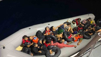 ÇANAKKALE’NİN AYVACIK İLÇESİ AÇIKLARINDA SAHİL GÜVENLİK KOMUTANLIĞI EKİPLERİNCE 9’U ÇOCUK