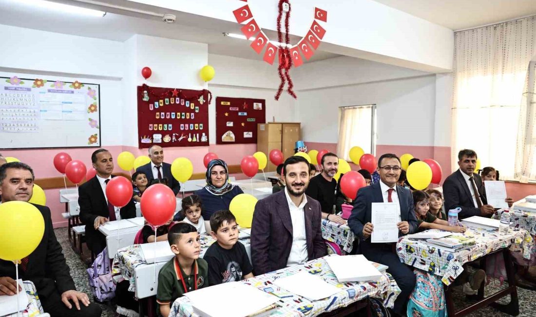 BAĞCILAR BELEDİYE BAŞKANI ABDULLAH ÖZDEMİR, ASAN KAĞNICI İLKOKULU'NDA DÜZENLENEN YENİ