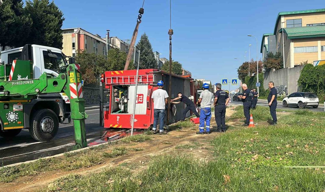 İSTANBUL'UN BAŞAKŞEHİR İLÇESİNDE YANGIN İHBARINA GİDEN İTFAİYE ARACI KAVŞAKTA DÖNÜŞÜ