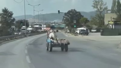 BURSA’DA SEYİR HALİNDEKİ BAŞIBOŞ AT ARABASI TEHLİKE SAÇTI. O ANLAR