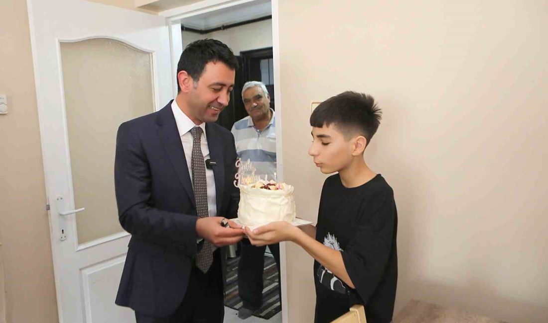 BAYRAKLI BELEDİYE BAŞKANI İRFAN ÖNAL, YANGINDA EVLERİ YANAN AYDIN VE