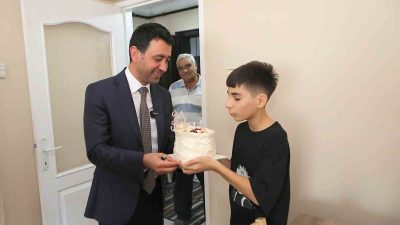 BAYRAKLI BELEDİYE BAŞKANI İRFAN ÖNAL, YANGINDA EVLERİ YANAN AYDIN VE