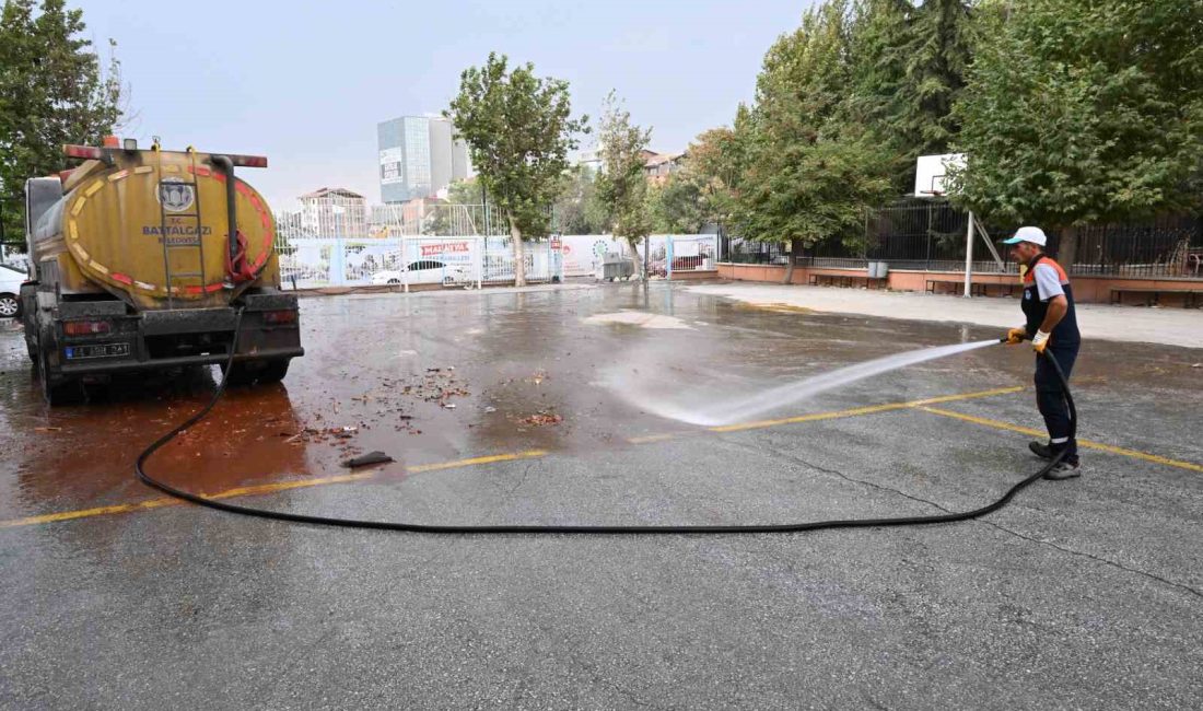 BATTALGAZİ BELEDİYESİ, YENİ EĞİTİM-ÖĞRETİM YILI ÖNCESİNDE İLÇE GENELİNDEKİ OKULLARIN BAHÇELERİNDE