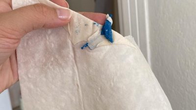 ADANA'DA BİR KİŞİNİN BİM MARKETTEN ALDIĞI YUFKADAN PLASTİK ÇIKTI. VATANDAŞ