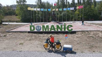 BİSİKLETİYLE BAŞLADIĞI GEZİYLE BARIŞI DÜNYAYA YAYMAYI HEDEFLEDİĞİNİ BELİRTEN GEZGİN METİN