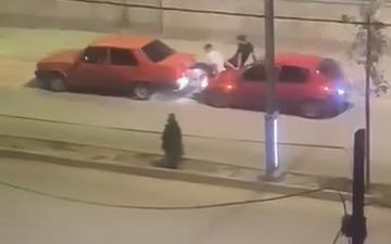 ELAZIĞ’DA ARKADAŞLARININ BOZULAN ARACI, BAŞKA BİR ARACIN KAPUTUNA OTURARAK AYAKLARININ