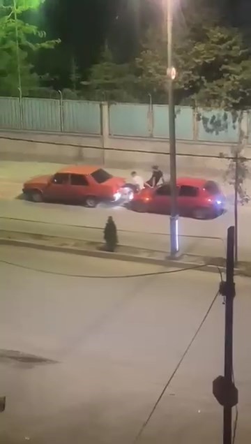 ELAZIĞ’DA ARKADAŞLARININ BOZULAN ARACI, BAŞKA BİR ARACIN KAPUTUNA OTURARAK AYAKLARININ