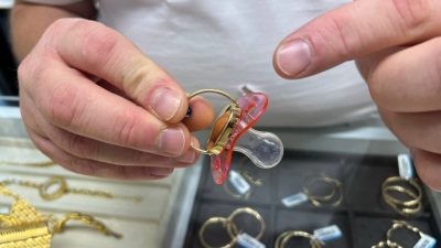 BURSA'DA FARKLILIK OLUŞTURMAK İSTEYEN KUYUMCU, RAFLARINDA 3 YILDIR ALTIN EMZİKLERE