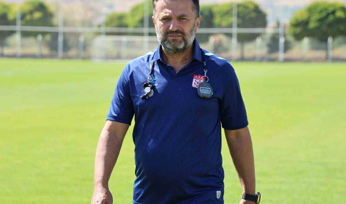 TEKNİK DİREKTÖR BÜLENT UYGUN ANTRENMAN ÖNCESİ, GAZETECİLERE AÇIKLAMALARDA BULUNDU.
