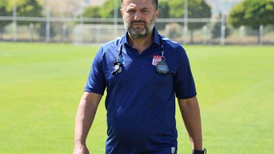 TEKNİK DİREKTÖR BÜLENT UYGUN ANTRENMAN ÖNCESİ, GAZETECİLERE AÇIKLAMALARDA BULUNDU.