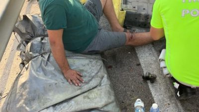 KARACABEY-BURSA YOLU ÜZERİNDE BİR TIR, TOMRUK YÜKLÜ BAŞKA BİR TIRA