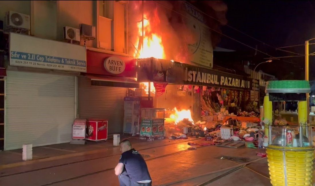 BURSA'DA HEDİYELİK EŞYA MAĞAZASINDA ALEV ALEV YANDI, HAVAİ FİŞEKLER TEK