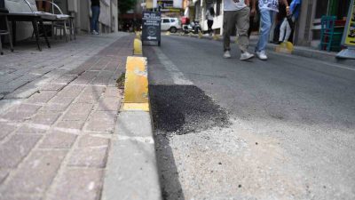 OSMANGAZİ BELEDİYESİ, YOLDA YÜRÜYENLERİN TAKILIP DÜŞMESİYLE GÜNDEME GELEN HOCAALİZADE MAHALLESİ