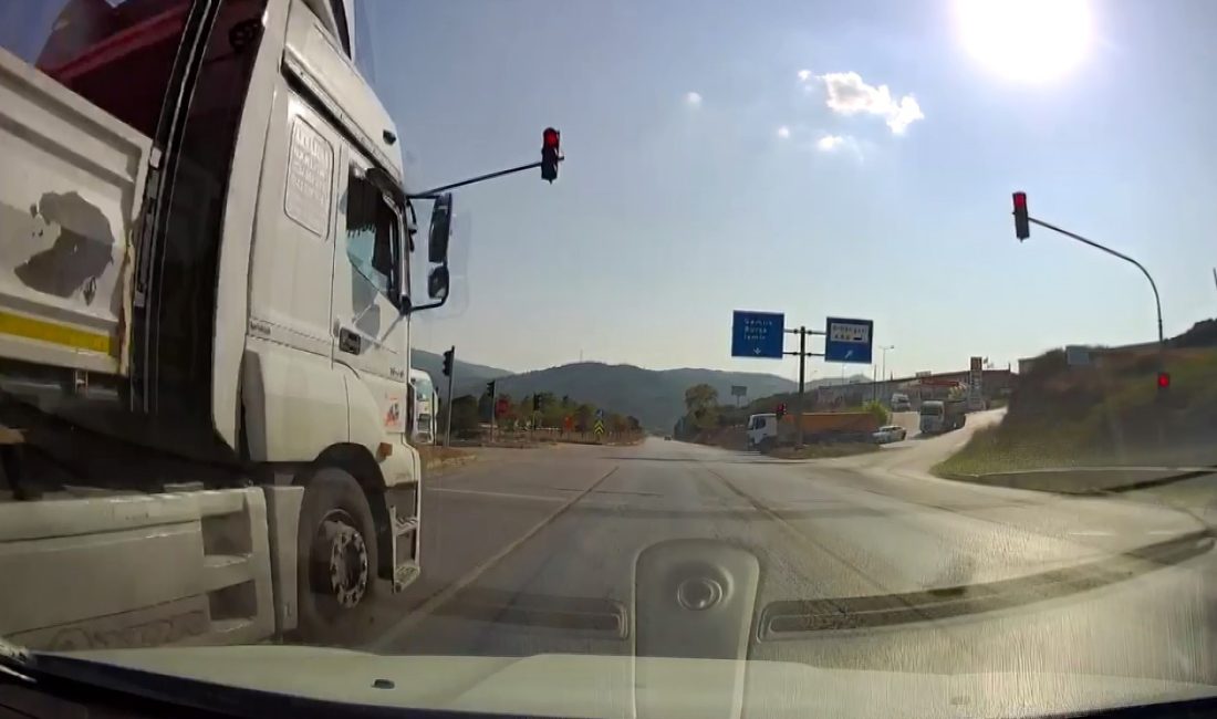 BURSA'DA ANAYOLDA SEYREDEN TIR TEHLİKE SAÇTI. O ANLAR TRAFİKTE SEYREDEN
