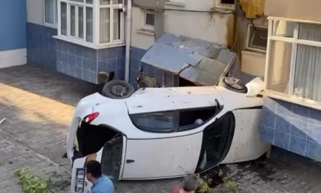 BURSA’DA KONTROLDEN ÇIKAN OTOMOBİL EVE GİRDİ