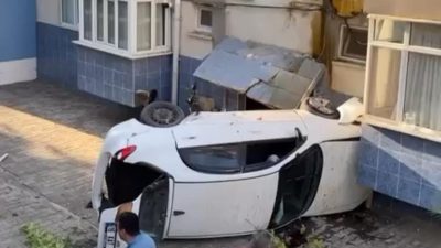 BURSA’DA KONTROLDEN ÇIKAN OTOMOBİL EVE GİRDİ