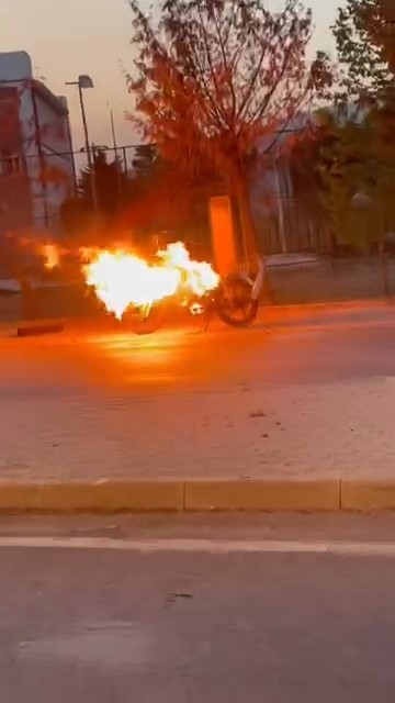 BURSA’DA BİR MOTOSİKLET BİLİNMEYEN BİR NEDENDEN DOLAYI ALEV ALDI. KULLANILAMAZ