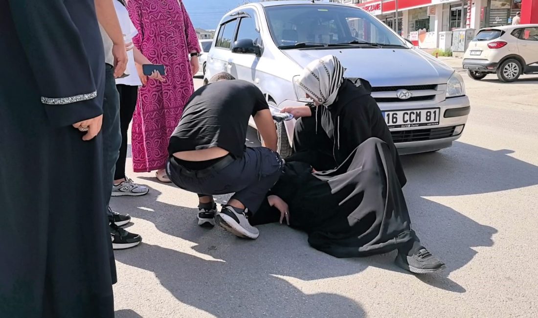 İNEGÖL İLÇESİNDE BİR OTOMOBİLİN ÇARPTIĞI KADIN YARALANDI. KAZANIN ARDINDAN SÜRÜCÜ,
