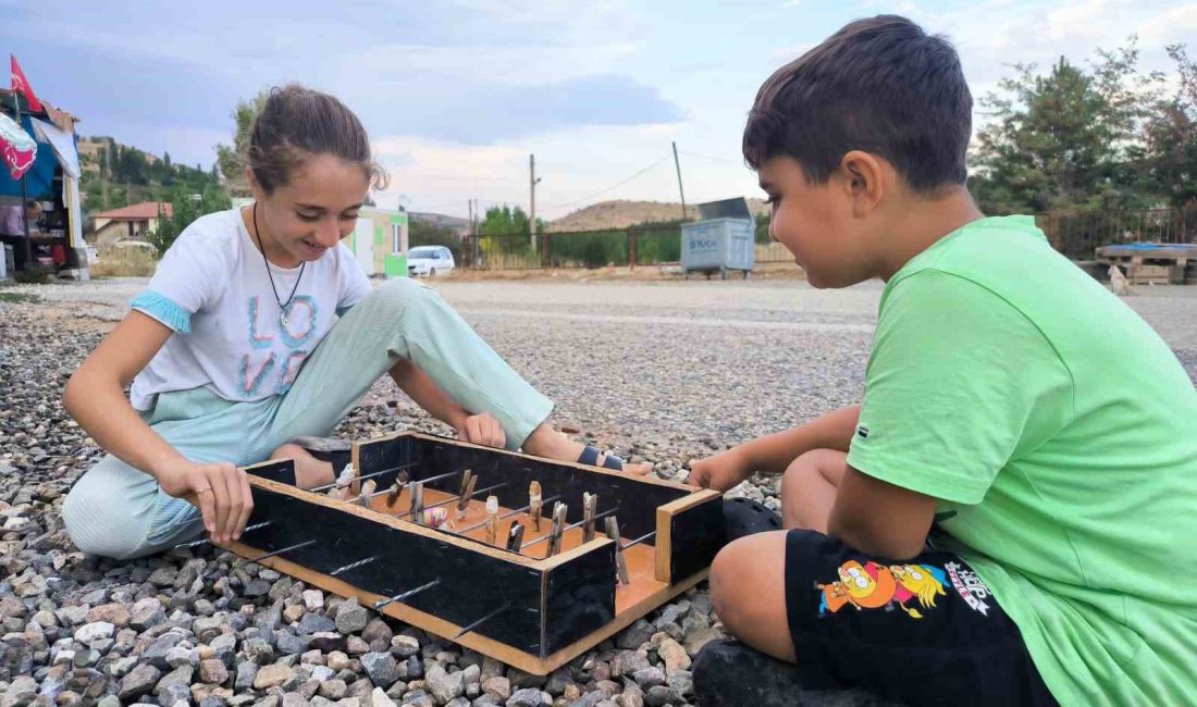 DOĞANŞEHİR İLÇESİNDE ÇAMAŞIR MANDALI VE ŞİŞTEN LANGIRT YAPAN 11 YAŞINDA