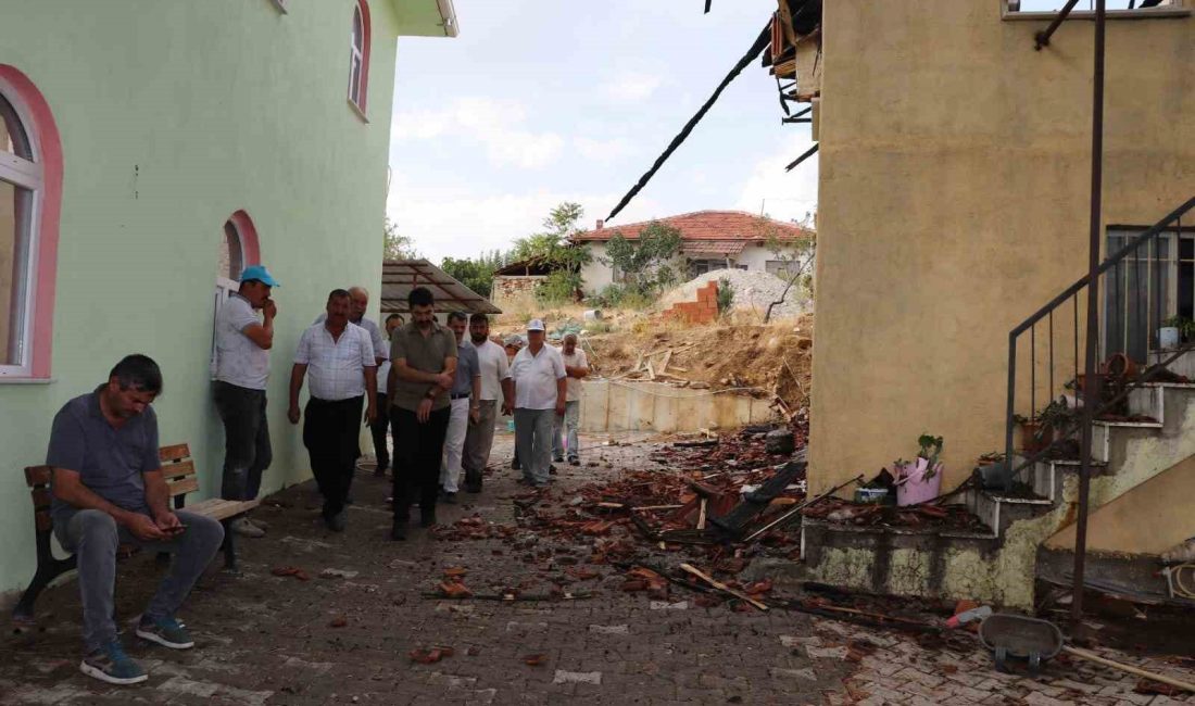 MANİSA'NIN SELENDİ İLÇESİNDE CAMİ LOJMANINDA ÇIKAN YANGIN, İTFAİYE EKİPLERİNİN MÜDAHALESİYLE