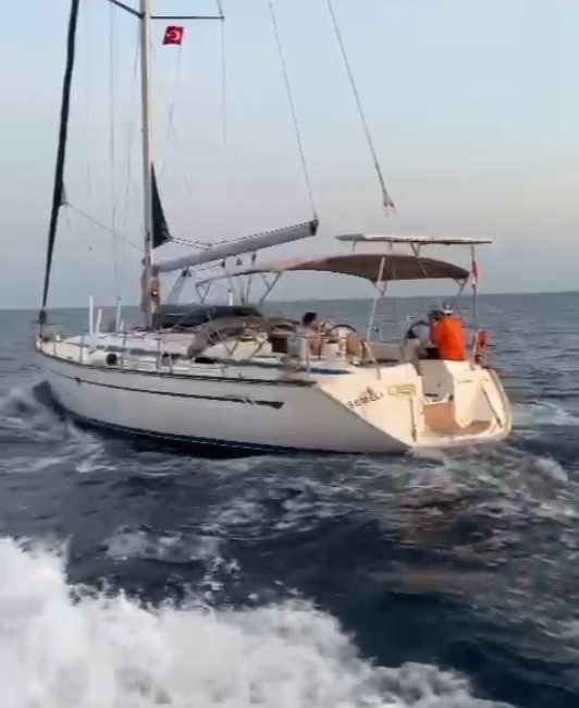 ÇANAKKALE’NİN ECEABAT İLÇESİNDE SAHİL GÜVENLİK EKİPLERİNCE 35 KAÇAK GÖÇMEN YAKALANDI.